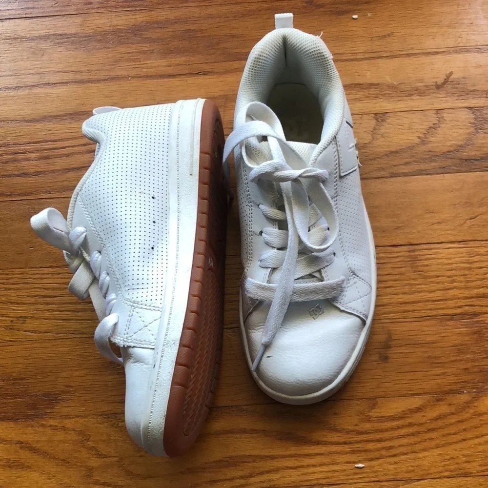 Girls white tennis shoes size 6,5